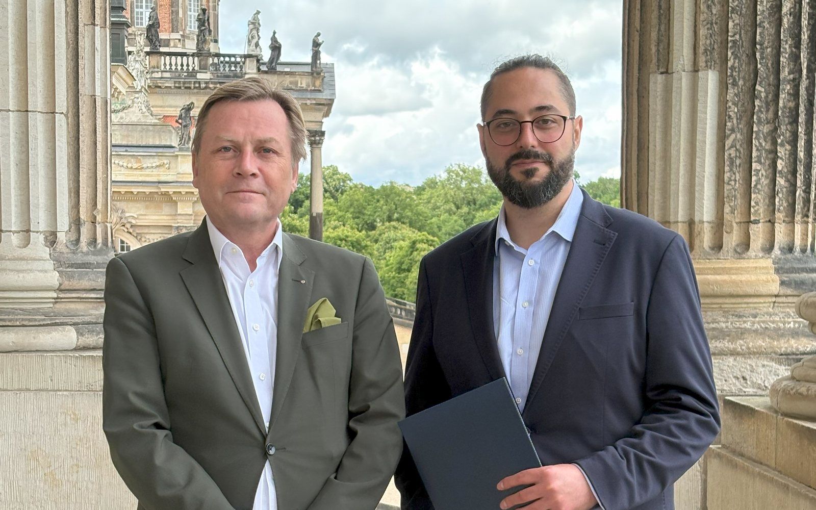 Prof. Oliver Günther, Ph.D. (l.) überreicht das Einweisungsschreiben an Prof. Dr. Jan Sürmeli.
